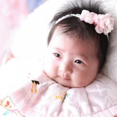 ピンクのリボンをつけてる赤ちゃん