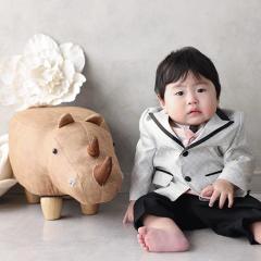 サイのぬいぐるみと一緒のおとこのこ