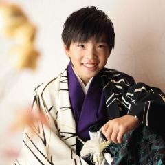 袴を着て正面を向いて笑顔の男の子