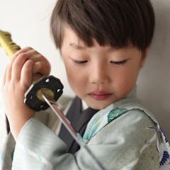 刀を持ってる男の子の写真