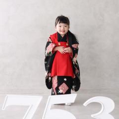 黒と赤の振袖を着たかわいい女の子