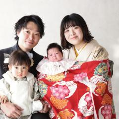 家族と赤ちゃんと記念撮影