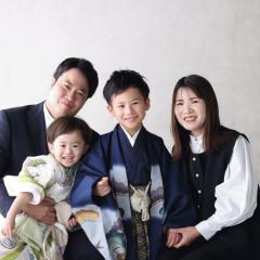 家族で記念撮影の753