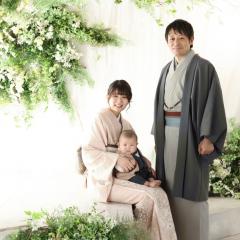 ママの上に座って家族写真