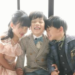 仲良い兄妹3人で記念撮影