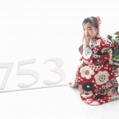 赤い着物を着て笑顔の女の子