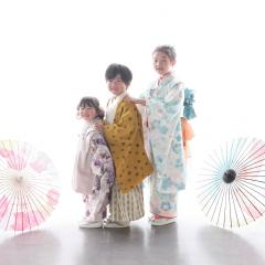 きょうだいで肩を持ってる写真