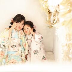 姉妹で可愛くポーズ