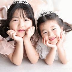 姉妹でうつぶせで笑顔の写真