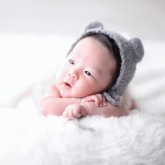 うつ伏せをする赤ちゃん