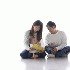 家族で絵本を読んでいる
