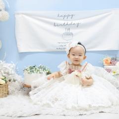 誕生日にドレスをきた女の子