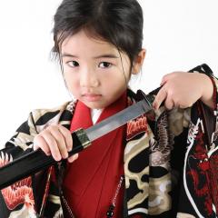 袴を着て剣を持つおとこのこ