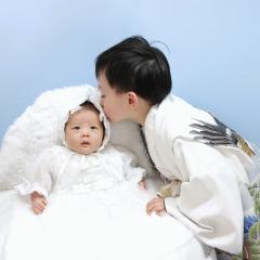 ドレスのあかちゃんとタキシードのおにいちゃん