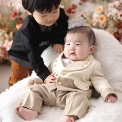 タキシードをきたあかちゃんとおにいちゃん