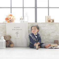 お誕生日にタキシードを着ているおとこのこ