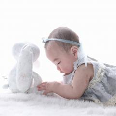 ぬいぐるみと向き合うあかちゃん