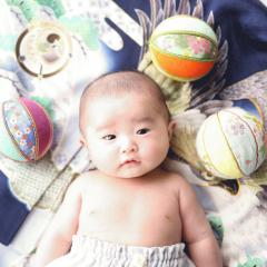 着物のうえに寝転ぶはだかんぼのあかちゃん