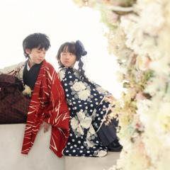 少し照れ臭そうに見てる兄妹