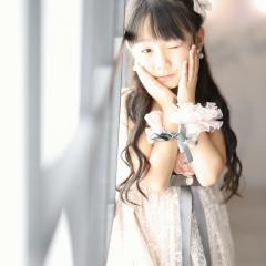 ピンクのドレスを着た女の子