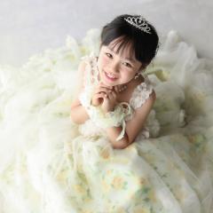 黄色のお花のドレスを着た女の子