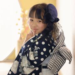 青い着物を着た女の子