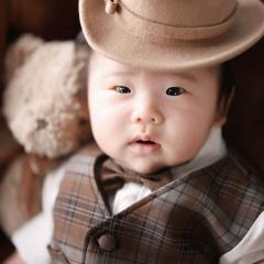 ハットを被って驚いてる赤ちゃん