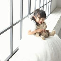 クマのぬいぐるみを持つ女の子