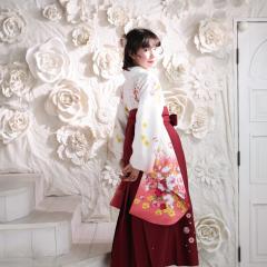 白と赤の袴を着た女の子