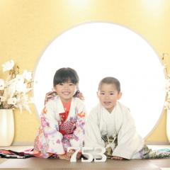 和室で仲良く記念撮影
