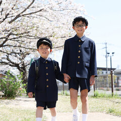 桜の木の下で兄弟写真撮ったよ