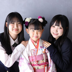 お姉ちゃん達と一緒に写真撮ったよ