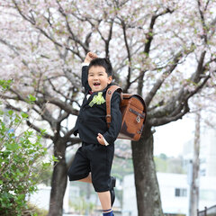 桜の木の前でジャンプ