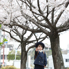 満開の桜の下でピース