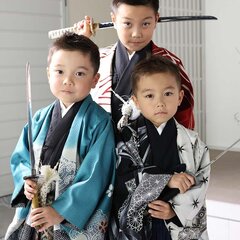 三兄弟で刀持って写真撮ったよ